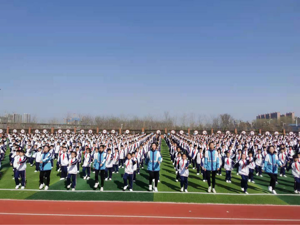 漯河市郾城小学千余学生展示"阳光体育大课间"