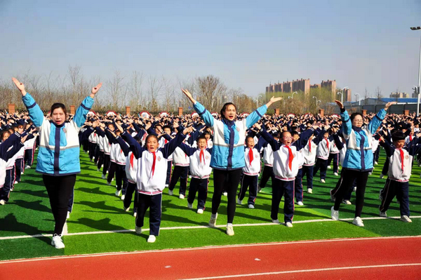 漯河市郾城小学千余学生展示"阳光体育大课间"