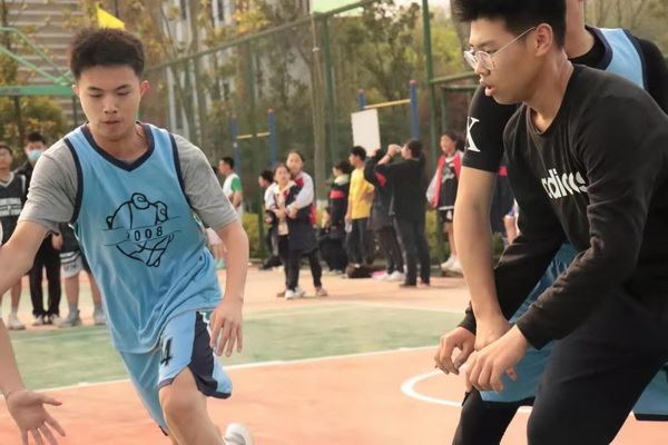 挑战自我、乐享运动――宜昌市一中举行春季球类运动会