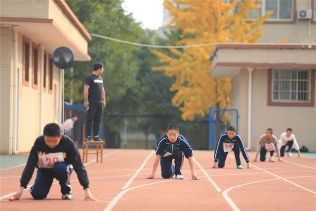 鸣奏青春旋律 抒写运动风采 | 武安五中举行4×100米接力赛