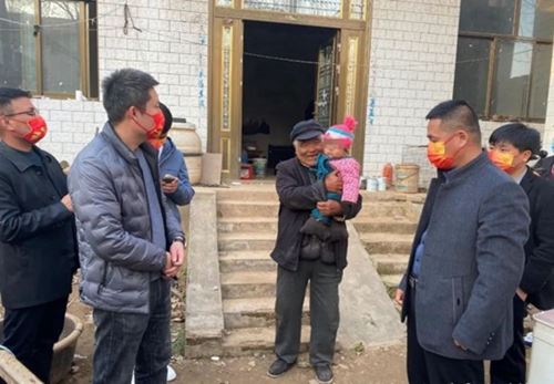 魏县自媒体协会赴东代固看望70岁老人和六个月大的婴儿