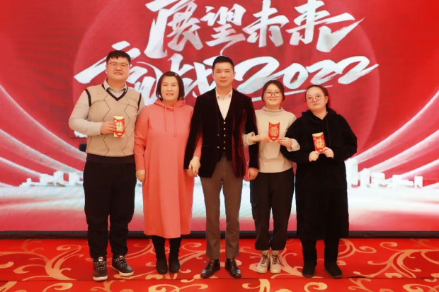 季群儿推年终盛典：不忘初心 践行十六载 感恩一路有你