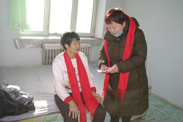 双鸭山市企业战略研究会情系困难户 节前慰问暖人心