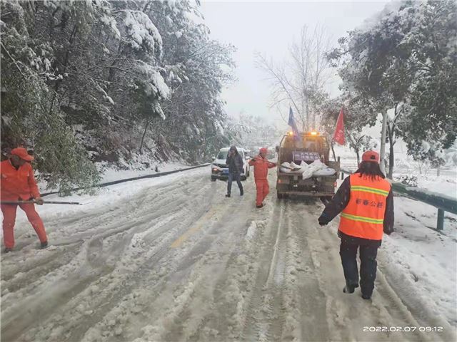 浴“雪”奋战公路人，保畅护航春运路：湖北蕲春公路局全员在行动