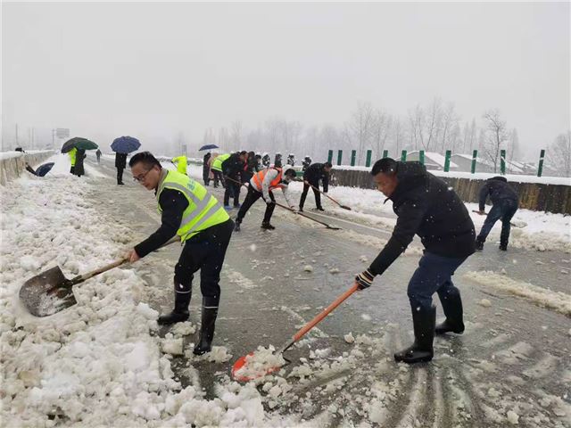 浴“雪”奋战公路人，保畅护航春运路：湖北蕲春公路局全员在行动