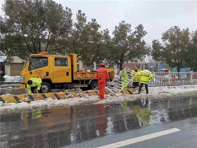 浴“雪”奋战公路人，保畅护航春运路：湖北蕲春公路局全员在行动