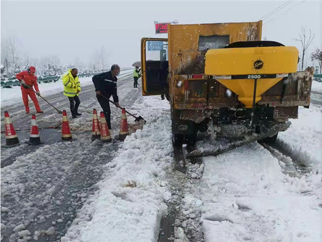 浴“雪”奋战公路人，保畅护航春运路：湖北蕲春公路局全员在行动