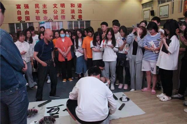 艺术大师马君声到湘南学院做书法讲座