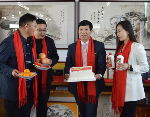 刘瀚锴先生在家中举办纪念伟人诞辰129周年活动