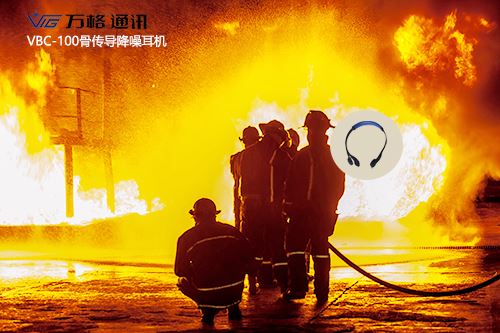 (xin)消防队员在夜间喷水灭火.jpg