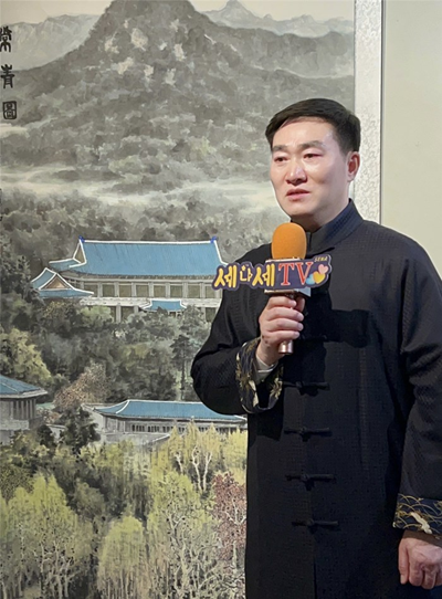 国际著名艺术大师王余根先生在韩国接受媒体采访