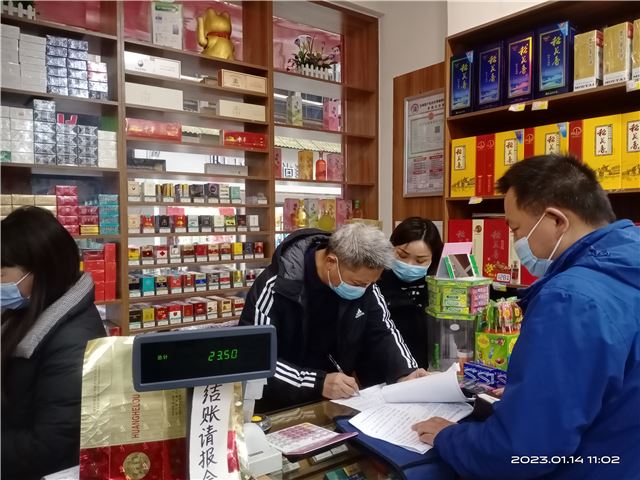 五峰烟草局:上市场 送祝福 春节服务不止步