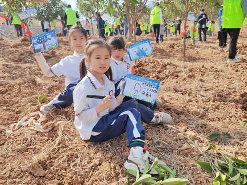 东宝区长宁实验学校开展“共植爱心树”志愿服务活动