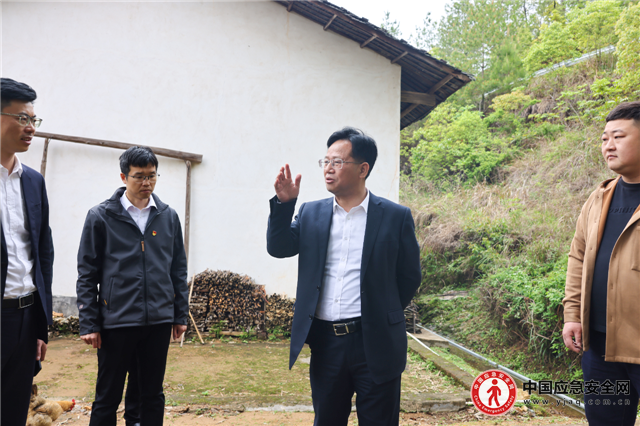 梁丁盛现场调度防汛和地质灾害防