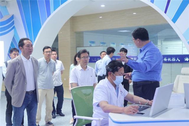 热烈庆祝中国中药谷海天智能脑机接口设备生产基地揭牌落户泰安