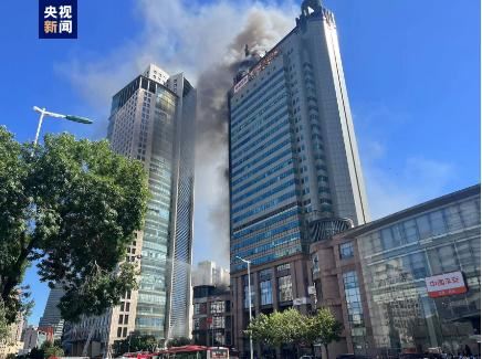 天津市一栋大厦发生火情