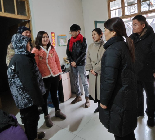  山东省枣庄逸夫小学西校开展建档立卡学生入户走访、送温暖活动