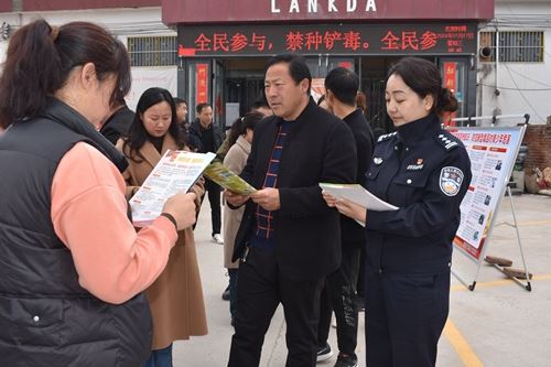 河南禹州市禁毒宣传进村入户受欢迎