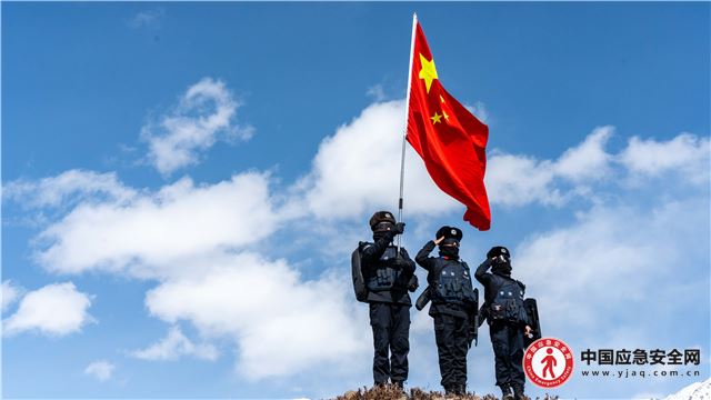 春巡高原锁边关 铁