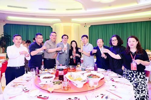酱君山酒业跨界赋能:以文化醇香共酿中国新能源产业生态新格局(图5) 酱君山酒业跨界赋能:以文化醇香共酿中国新能源产业生态新格局(图5)