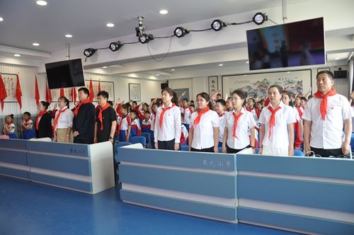牢记党的教导 争做强国少年——黑龙江省七台河市第九小学一年级分批入队仪式(图1) 牢记党的教导 争做强国少年——黑龙江省七台河市第九小学一年级分批入队仪式(图1)