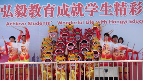 盘锦弘毅中学举行8周年校庆暨校园文化艺术节活动(图1) 盘锦弘毅中学举行8周年校庆暨校园文化艺术节活动(图1)