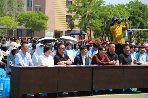 盘锦弘毅中学举行8周年校庆暨校园文化艺术节活动(图2) 盘锦弘毅中学举行8周年校庆暨校园文化艺术节活动(图2)