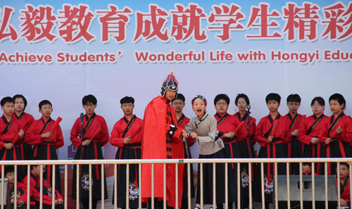 盘锦弘毅中学举行8周年校庆暨校园文化艺术节活动(图3) 盘锦弘毅中学举行8周年校庆暨校园文化艺术节活动(图3)
