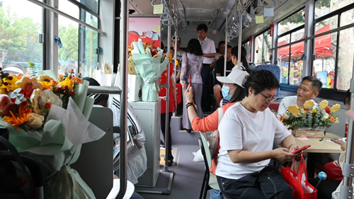 山东省枣庄市:公交变身“爱心助考驿站”(图2) 山东省枣庄市:公交变身“爱心助考驿站”(图2)