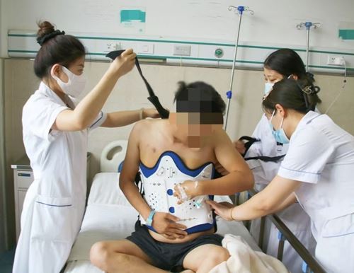 仁心妙手铸医魂 真情守护暖渭北——富平朱老二骨伤医院关节科获12345平台实名表扬背后的匠心与温度(图4) 仁心妙手铸医魂 真情守护暖渭北——富平朱老二骨伤医院关节科获12345平台实名表扬背后的匠心与温度(图4)
