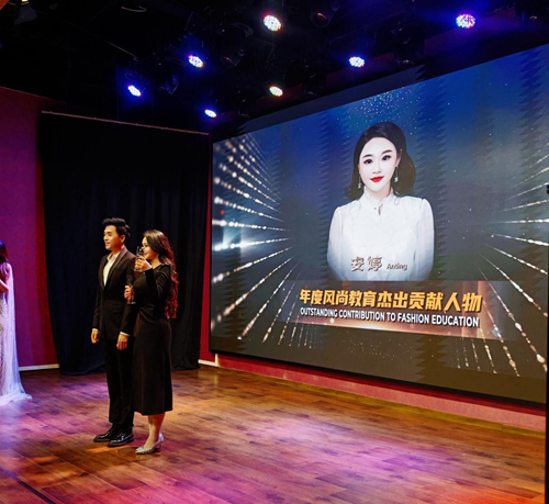 安婷荣获第十届华美风尚盛典“年度风尚教育杰出贡献人物”和“年度风尚优雅女神奖”(图3) 安婷荣获第十届华美风尚盛典“年度风尚教育杰出贡献人物”和“年度风尚优雅女神奖”(图3)