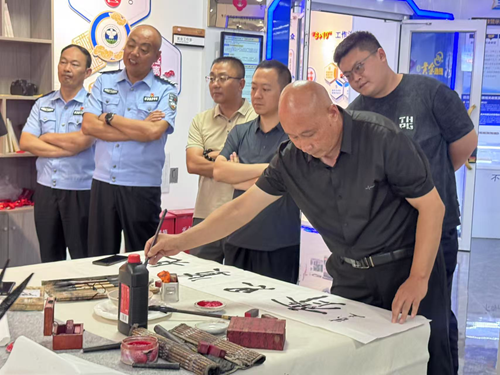 党建引航 翰墨润警——书法名家走进黄金警务工作室庆“八一”(图6)