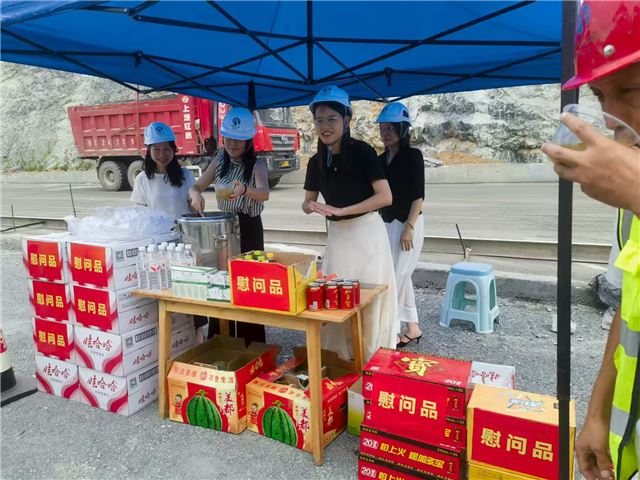 安康驿站为筑路工人撑起“清凉伞”(图1) 安康驿站为筑路工人撑起“清凉伞”(图1)