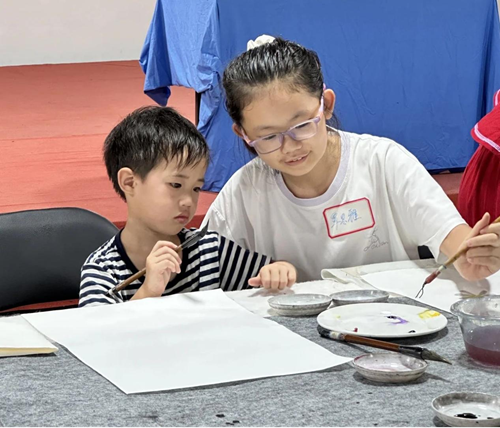 美育微光点亮乡村：艺术公益基地在广西覃签屯揭牌，助力留守儿童描绘人生彩虹(图2)
