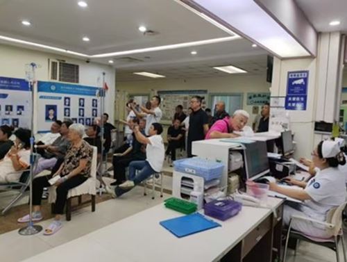 哈尔滨医科大学附属医院医患人员集体收看大阅兵盛况(图2) 哈尔滨医科大学附属医院医患人员集体收看大阅兵盛况(图2)