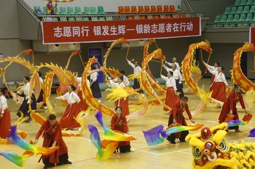 2025年全国老年人健身广场舞大联动湖北主会场(宜昌)活动盛大启幕， 三峡满江红艺术团《舞动宜昌》震撼全场(图2)