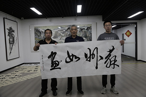 他从农民雕刻匠成长为企业家与知名书画家——专访江苏省苏州吴江知名花鸟画家沈胜利 (图3)