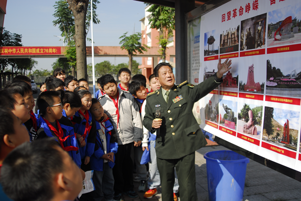 益阳:听抗战英雄故事 做传承红色基因的好少年(图2) 益阳:听抗战英雄故事 做传承红色基因的好少年(图2)