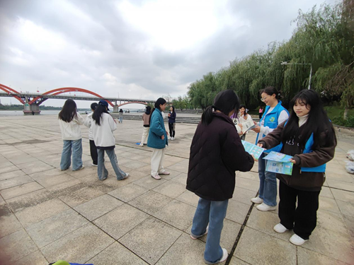 “守护绿水青山 共筑生态家园”——河小青志愿服务活动(图3) “守护绿水青山 共筑生态家园”——河小青志愿服务活动(图3)