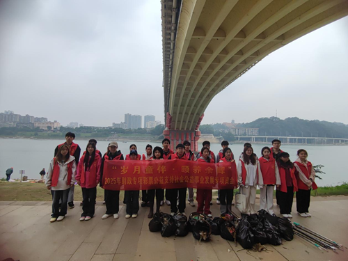 “岁月童伴・颐养余晖”垃圾分类主题实践活动(图1) “岁月童伴・颐养余晖”垃圾分类主题实践活动(图1)