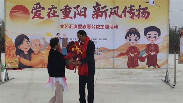 小张庄举办“爱在夕阳、新风传扬”文艺汇演,谱写乡风文明新篇章(图10) 小张庄举办“爱在夕阳、新风传扬”文艺汇演,谱写乡风文明新篇章(图10)