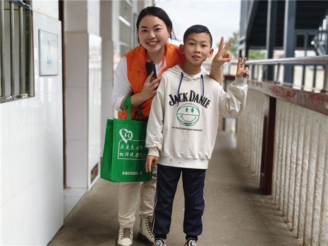 六年橙衣路——公益慈善人物周玲与她的“孩子们”(图4)