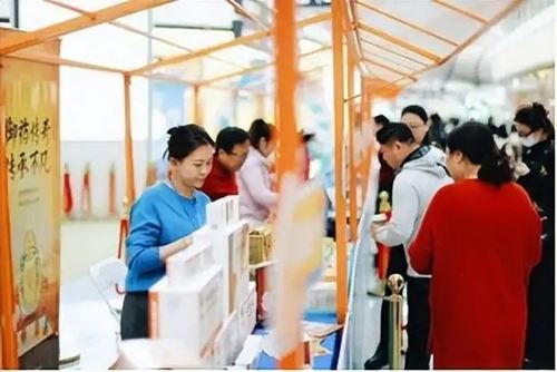 雕版印刻遇陶瓷雅韵，非遗技艺与陶瓷文化邂逅大兴机场(图2)