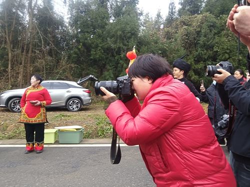 “社科笔杆子”胡静||“花”与“溪”的情和韵——对青年作家邓江龙长篇小说《花恋溪》情感解读(图2) “社科笔杆子”胡静||“花”与“溪”的情和韵——对青年作家邓江龙长篇小说《花恋溪》情感解读(图2)